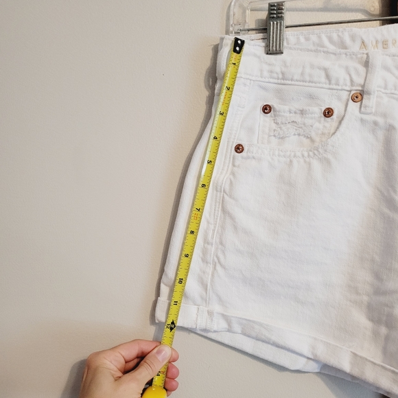 AE Low-Rise Denim Tomgirl Short White American Eagle Distressed Size 4 - Picture 7 of 8